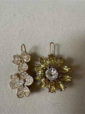 Gold-Tone Flower Crystal hair clips with Yellow Petal Accents. 8 clips